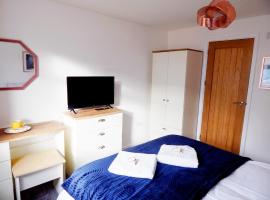 Modern, well located en-suite rooms with parking - Orbitat Accommodations