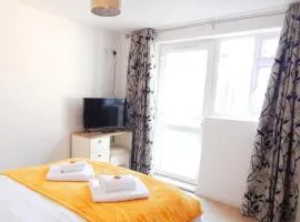 Modern, well located en-suite rooms with parking - Orbitat Accommodations