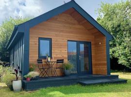 Luxury Garden Lodge With Free Parking, Hütte in Chestfield