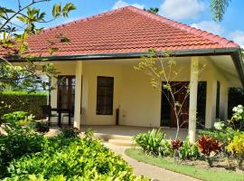 Beautiful bungalow with shared outdoor pool and 2km from the beach, bungalow en Ban Sa
