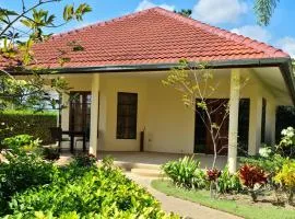 Beautiful bungalow with shared outdoor pool and 2km from the beach
