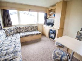 Lovely 8 Berth Caravan in Scratby, apartment in Great Yarmouth