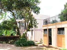 Golden Cherries Guest House, habitación en casa particular en Jinja