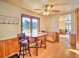 Charming Wisconsin Getaway with Nearby Lake!, hotel v mestu Pound