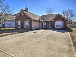 Family Home with Yard about 15 Mi to Downtown!, hotell med parkering i Mooresville