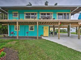 Everglades Getaway with Deck and Water Views!, hotel di Everglades City