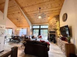 Gorgeous cabin 3bdrm/3bth, hot tub, fireplace, kid/pet friendly, cabană din Galena