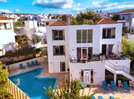 Wonderful Villa in Chania with Private Pool, Panoramic Sea Views & Spacious Interiors, budgethotel i Agios Onoufrios