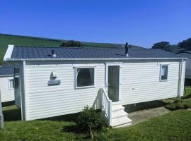 Large 4 person Couples and Family Caravan in Newquay Bay Resort，紐基的豪華露營地點