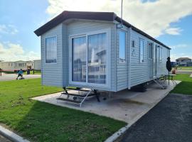 Stunning Platinum Caravan in Rhyl 2 mins to Beach, sumarhús í Rhyl