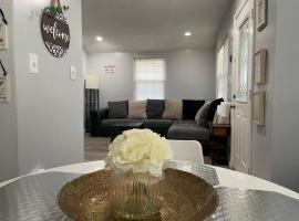 Renovated guest house, guest house in Hyattsville