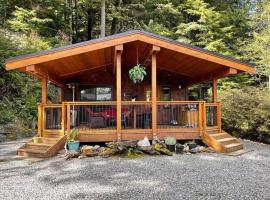 Cozy Corner Cottage, feriehus i Port Renfrew