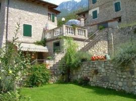 Appartement in Brenzone Sul Garda mit Grill, Garten und Terrasse und Seeblick, hotel s parkovaním v destinácii Sommavilla