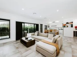 The Top Spot - A Modern All-Season Retreat