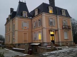 Appartement avec terrasse au château โรงแรมที่มีที่จอดรถในDasle