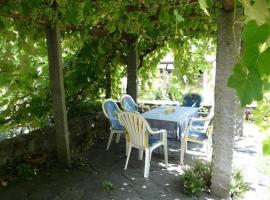 Rustico-Ferienwohnung mit Garten Casa-Ritz, hotel in Vairano