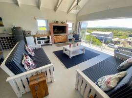 Grys Patrys - 4 Beds Beach Home: Jeffreys Bay şehrinde bir tatil evi