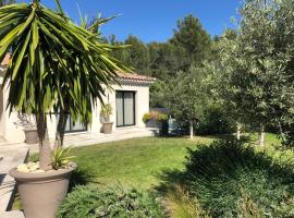 Chambre d’hôte de Charme avec Piscine privative, cheap hotel in Eyguières