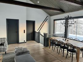Porthos Ski-in Lodge with private hot tub and sauna in Lapland, hotel a Pyhätunturi