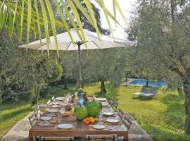 Villa Sweet Flower - with Private Pool and Garden, hotelli Manerba del Gardassa