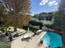 Belle demeure avec piscine, vue et accès direct à la Seine, très proche de Paris