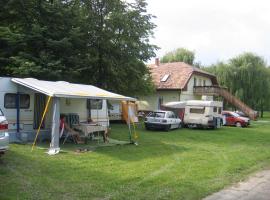 Dávodi Camping és Szabadidőpark, guest house in Dávod