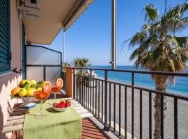 Loft Balcone Sul Mare, hotel sa Letojanni