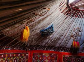 Nomadic Life in a yurt, hotel na may parking sa Bügat