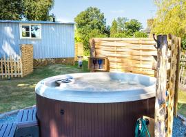 The Hideaway Hut - 1 Bed Shepherds Hut - Hereford, apartment in Hereford