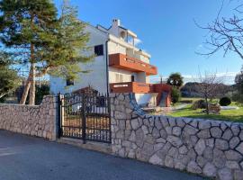 Family apartments TOMY, hotel in Punat
