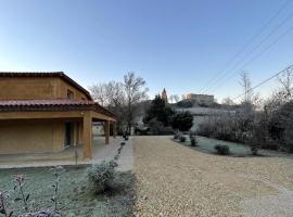 Gite de L'Enclos, pet-friendly hotel in Lavardens