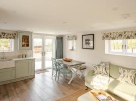 Finwood Green Farm Holiday Cottages-The Calf Shed and The Milk Parlour, hotel v mestu Henley in Arden