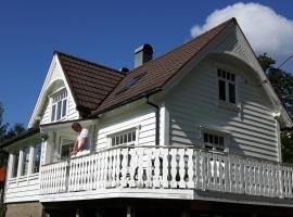 Holtarheim, holidayhouse, boat included, casa de temporada em Eikefjord