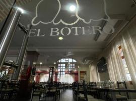 Hostal El Botero, lemmikkystävällinen hotelli kohteessa Monreal del Campo