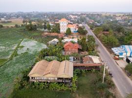 Damnak Phnom Krom Homestay, hôtel à Phumĭ Rœssei Lŭk près de : Floating Village