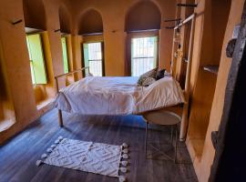 Bait Al Aali Guesthouse, accommodation in Al Ḩamrāʼ