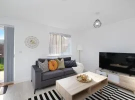 Luxaura 5 Bedroom 3 Bath Service House with Parking