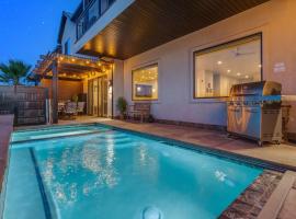 Ocotillo Springs 32 l Sleeps 33, 6 Bedrooms with Private Pool and Hot Tub, hotel in Santa Clara