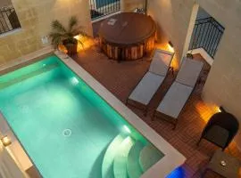Narcisa - Luxury 3BR Traditional House with Pool, Cinema & Hot Tub