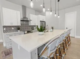 Modern Desert Oasis Lux Home w Pool and Spa