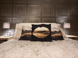 Spacious house City skyline and mountain views close too belfast centre and airports free parking, hotel in Belfast