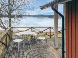 Stunning Home In Ludvika With Lake View, semesterboende i Ludvika