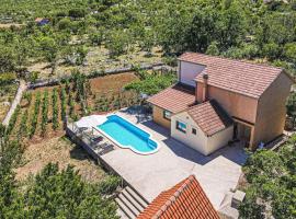 Awesome Home In Mravnica With Outdoor Swimming Pool, villa em Mravnica