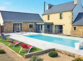 Amazing Home In Guisseny With Wifi, Private Swimming Pool And Outdoor Swimming Pool, hotel con estacionamiento en Guissény