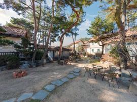 Clear morning pet friendly pension, hotel near Gyeongju Folk Craft Village, Gyeongju