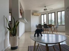 Hermoso condominio recién remodelado con alberca y super ubicación, holiday home in Cancún
