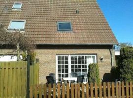 Komfortables Ferienhaus mit zwei Terrassen, nicht weit vom Strand, ξενοδοχείο σε Dornum