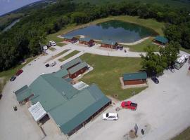 Country Cabins Hotel, готель з парковкою у місті Chariton