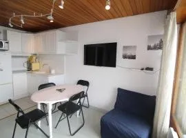 Studio Cabine Rénové au Pied des Pistes avec Balcon - Auris en Oisans - FR-1-297-157