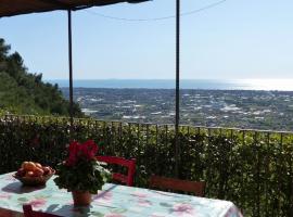 Schönes Haus mit Terrasse und atemberaubendem Blick, Grill, Wi-Fi, bis 7 Personen, casa a Santa Lucia